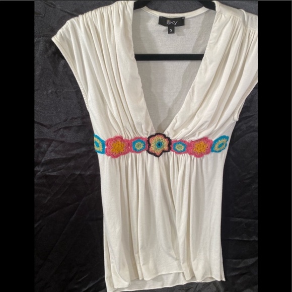 SKY brand Top w Flower Embellishments. Small - Picture 2 of 4